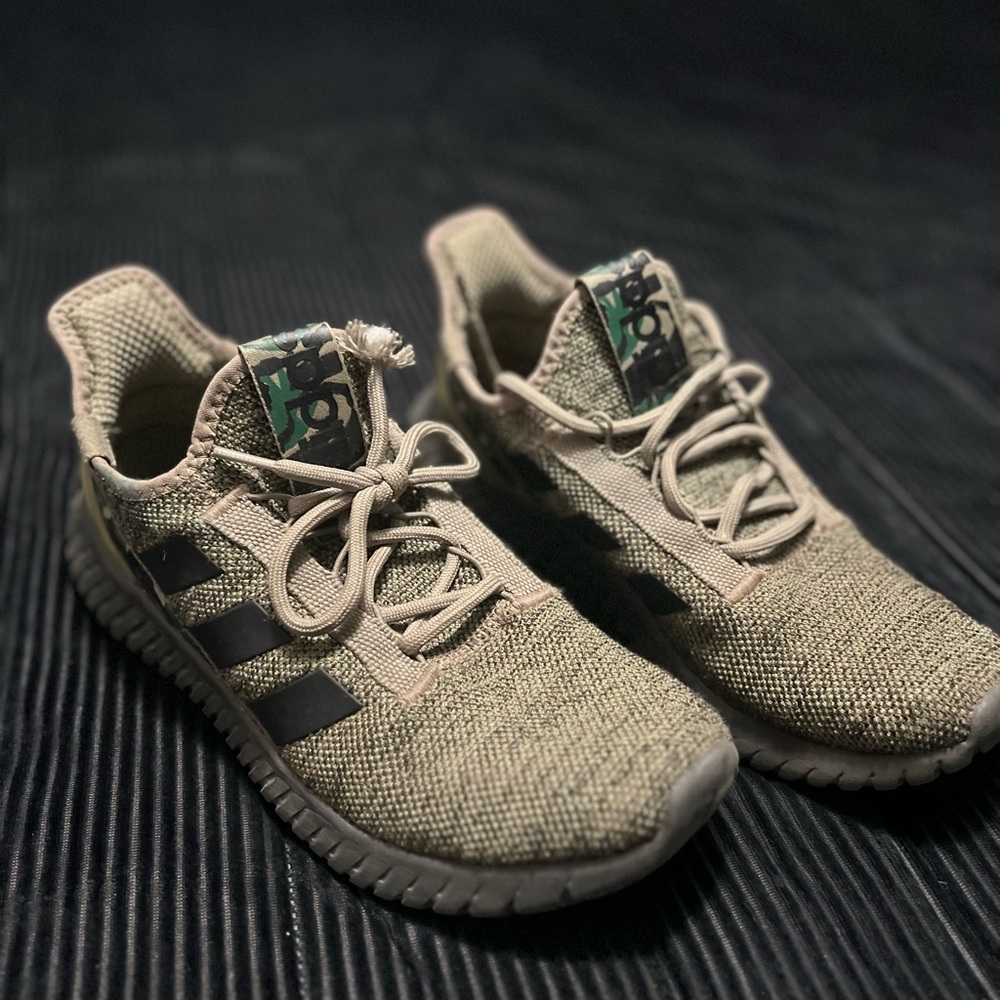 Adidas Kaptir 2.0 Running Shoes. Good condition. Needs shoe laces. frayed on end